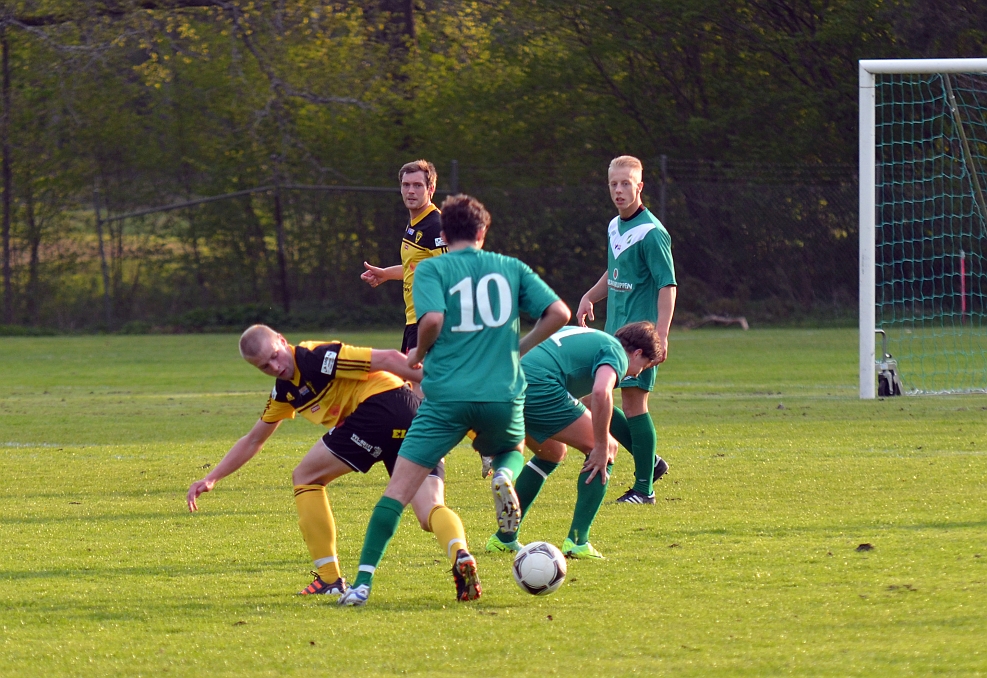 2012_0516_08.JPG - Filip Stjernfeldt gör en "klackbrytning" på Irstaspelaren