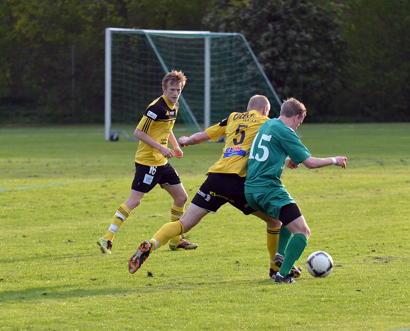 2012_0516_09.JPG - Filip Stjernfeldt bryter och styr ut Irstaspelaren mot sidlinjen med understöd från Filip Haglind