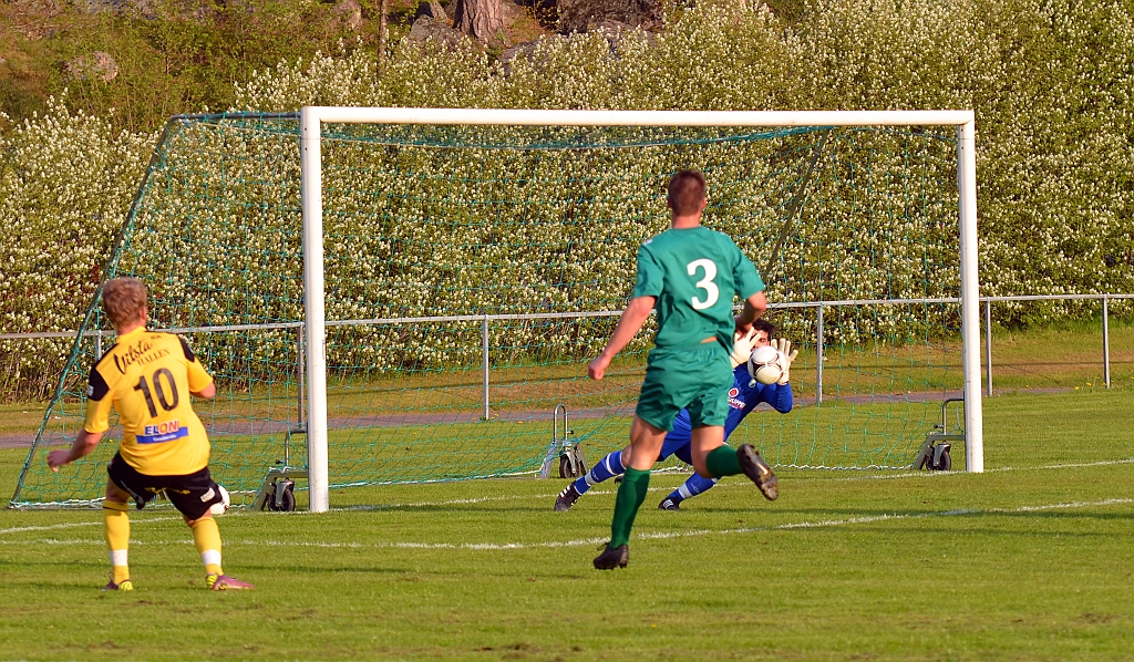 2012_0516_10.JPG - Dervis Grabus spelar in bollen framför målet men målvakten greppar bollen