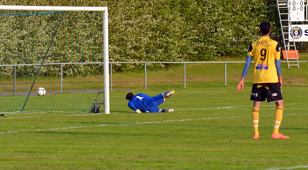2012_0516_11.JPG - Ett överraskande skott utifrån planen och bollen går strax utanför stolpen
