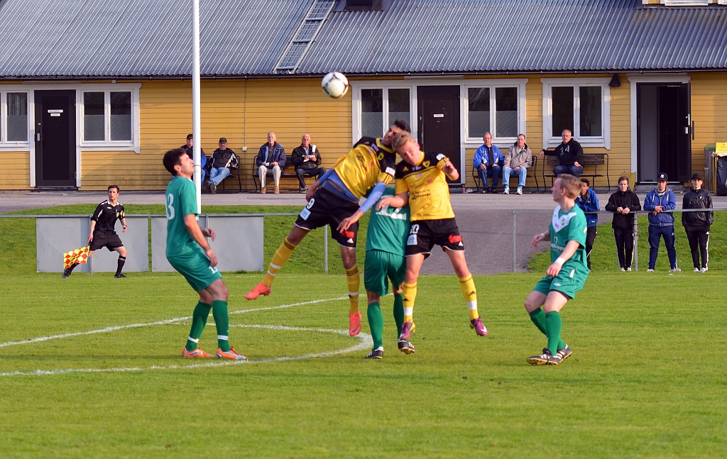 2012_0516_12.JPG - Jaser Al-Mosawy och Dervis Grabus går upp på samma boll