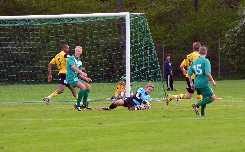 2012_0516_13.JPG - Emil Gillberg går ut och greppar bollen