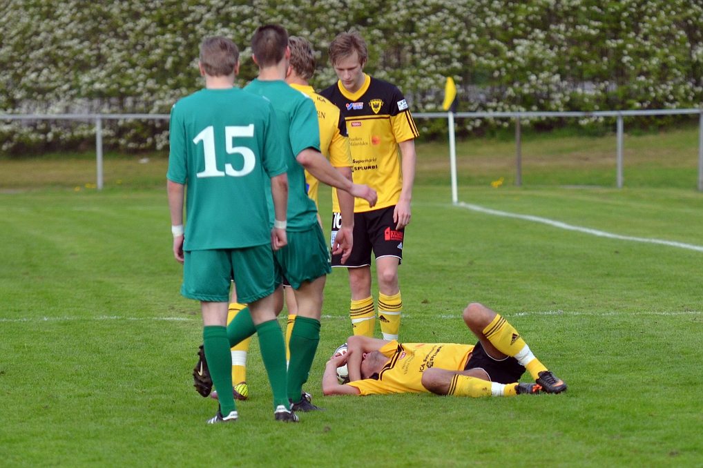 2012_0516_14.JPG - Rio Babovic får en smäll över foten i början av 2:a halvlek, men kom med i spelet igen