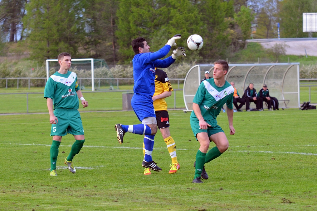 2012_0516_15.JPG - Irsta's målvakt kommer ut och tar bollen