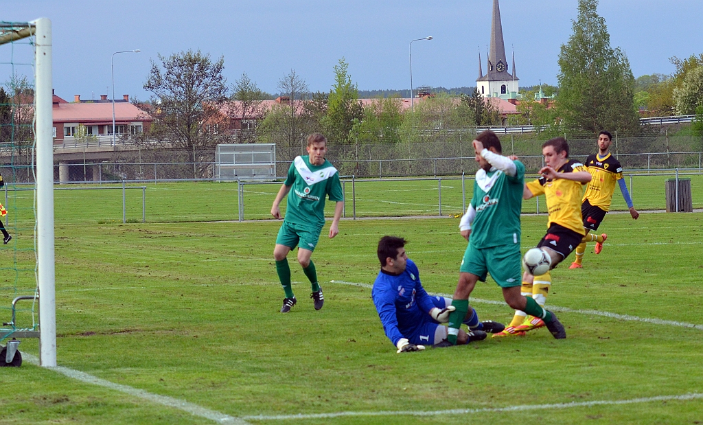 2012_0516_16.JPG - Brandon Wade är framme på en chans men bollen vill inte in i målet