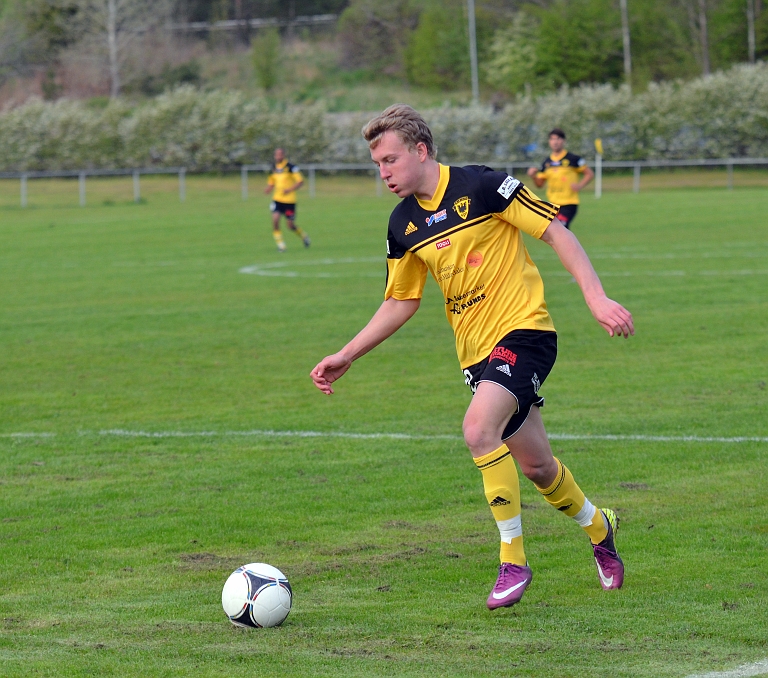 2012_0516_17.JPG - Dervis Grabus går för ett avslut i straffområdet