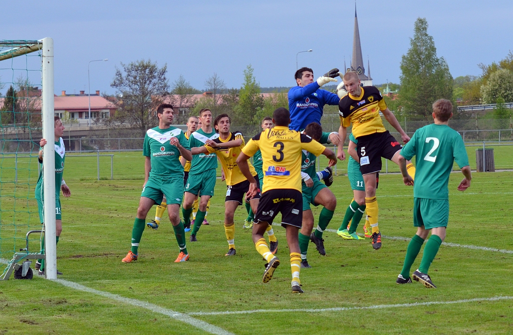 2012_0516_18.JPG - Filip Stjernfeldt går upp och försöker nicka bollen efter en hörna