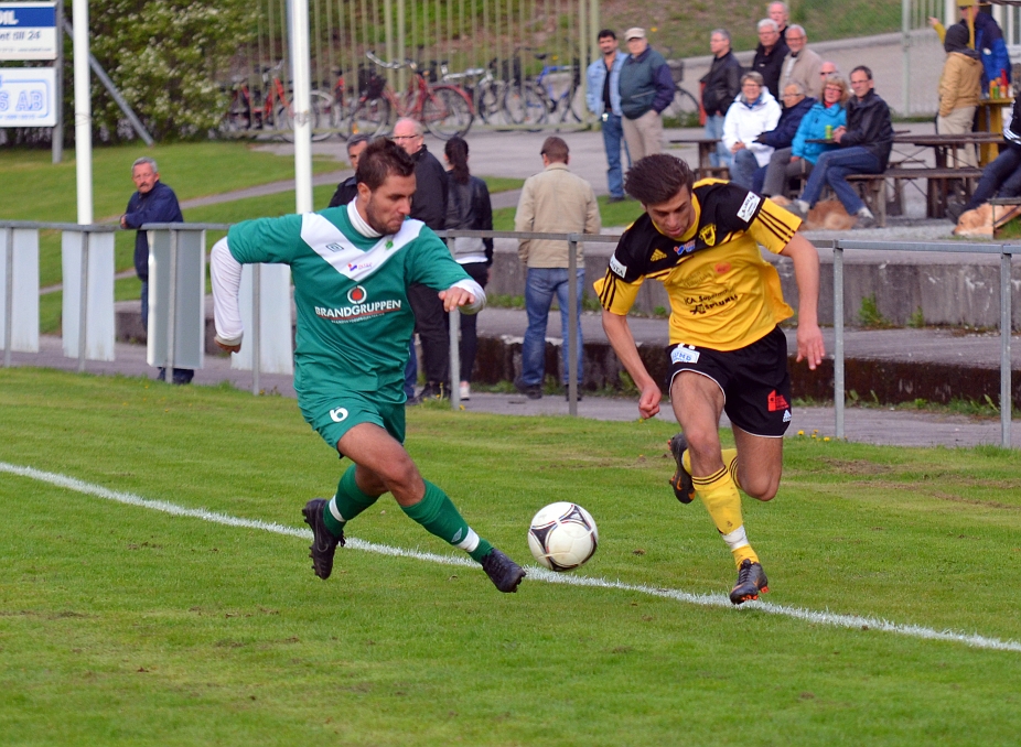 2012_0516_19.JPG - Rio Babovic försöker att rycka sig förbi på utsidan av försvararen