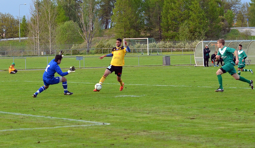 2012_0516_20.JPG - Jaser Al-Mosawy får ett jätteläge och försöker att komma förbi målvakten . . . .