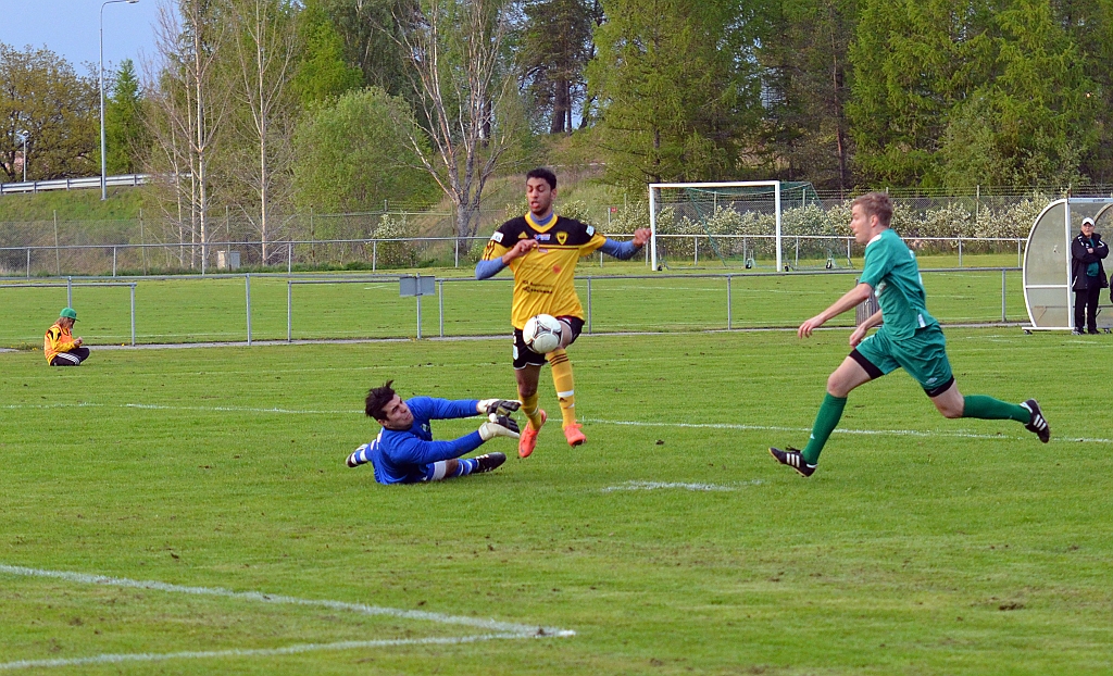 2012_0516_21.JPG - . . . . men får bollen för långt ifrån sig och chansen försvinner