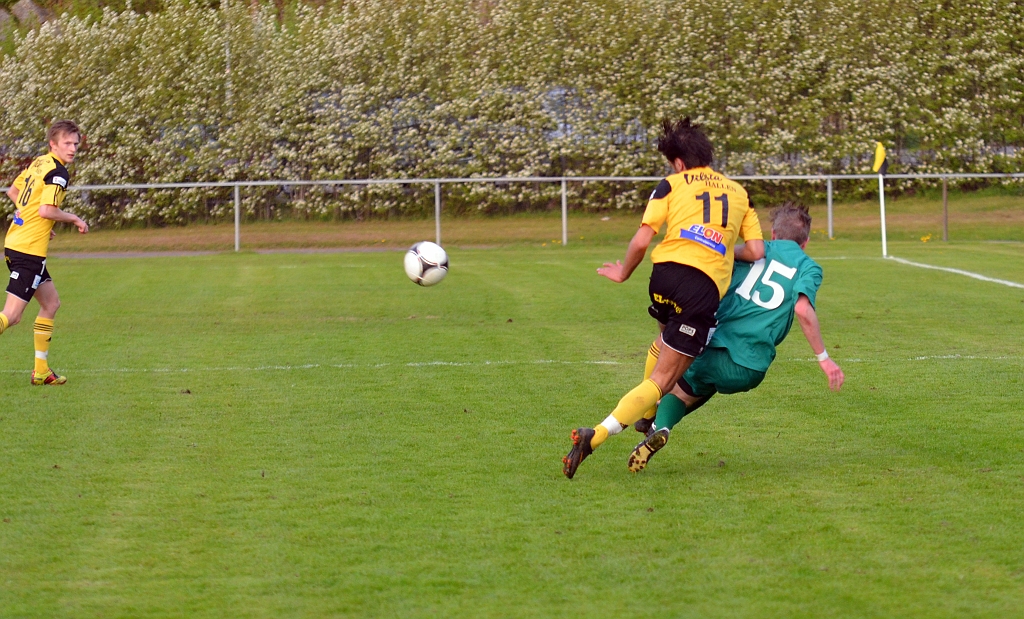 2012_0516_24.JPG - Rio Babovic trycker till Irstaspelaren när han försöker göra ett uppspel