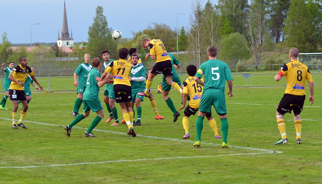 2012_0516_25.JPG - Ett bra läge för Dervis Grabus efter en hörna men nicken går strax över ribban