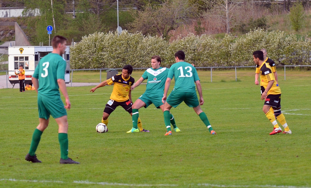 2012_0516_26.JPG - Mack Thachumphu försöker att dribbla sig loss