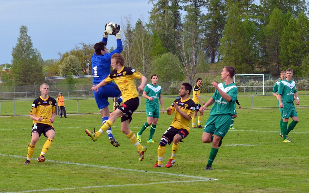 2012_0516_27.JPG - Irsta's målvakt når högre än Filip Haglind och plockar in bollen