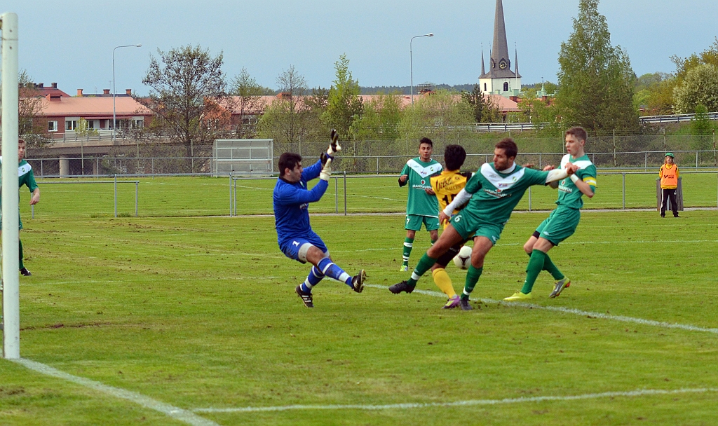 2012_0516_28.JPG - Mack Thachumphu är framme och oroar försvaret men bollen går inte Södra's väg idag