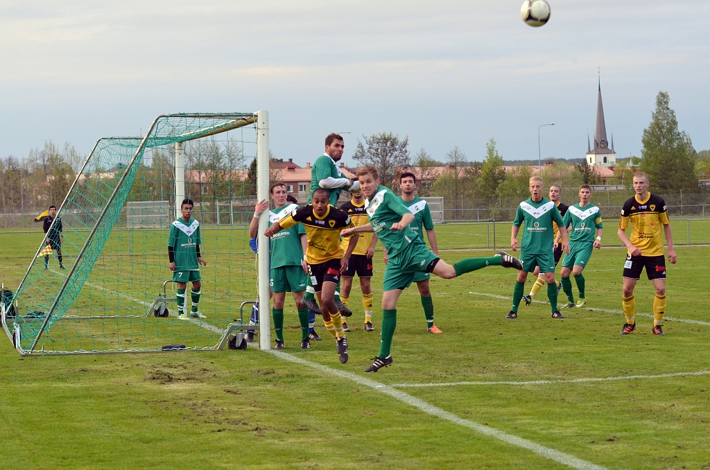 2012_0516_29.JPG - Irstaförvaret nickar undan bollen till en ny hörna