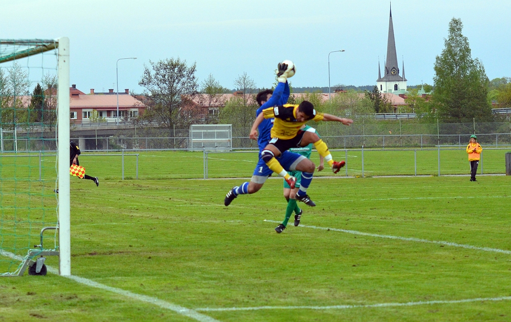2012_0516_30.JPG - Hazhar Qorbani försöker att nå bollen men målvakten tar den