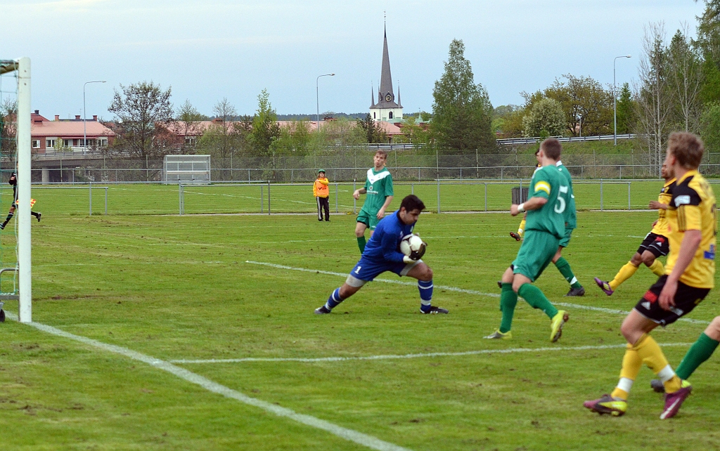 2012_0516_32.JPG - . . . . men Irsta's målvakt fångar bollen i skopan