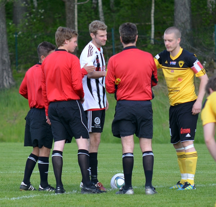 2012_0519_01.JPG - Lagkaptenerna hälsar på domarna