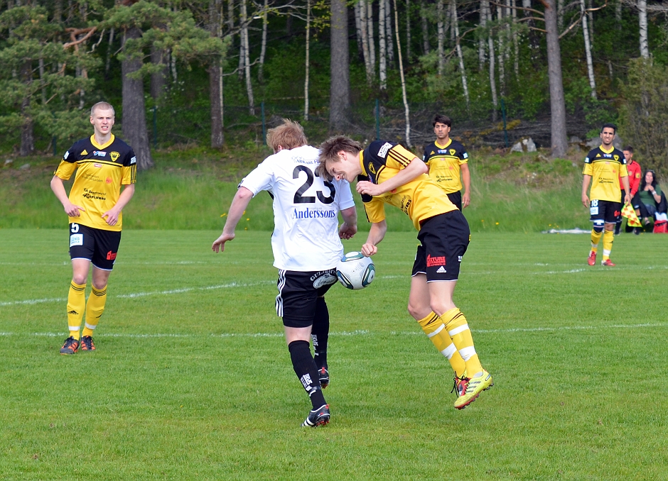 2012_0519_03.JPG - Filip Haglind försöker att nicka undan bollen