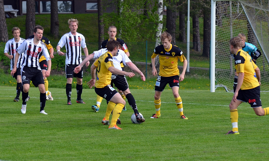 2012_0519_04.JPG - Munktorp ligger på i straffområdet för ett avslut mot mål