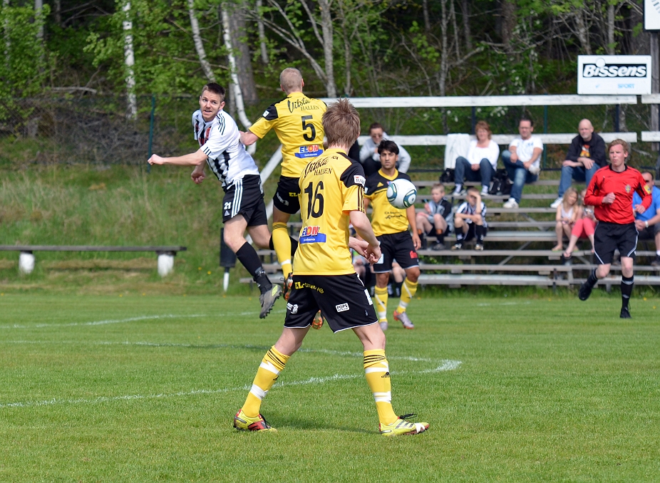 2012_0519_05.JPG - Filip Stjernfeldt i nickduell med en munktorpsspelare