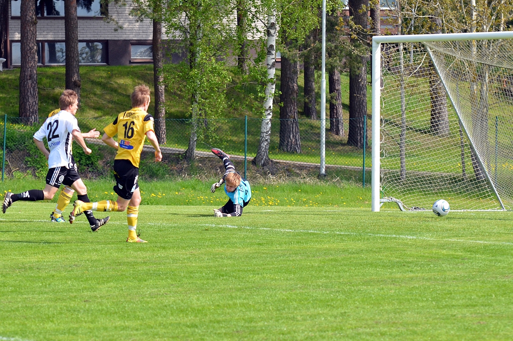 2012_0519_06.JPG - Ett kantskott från vänster smiter precis utanför Södra målvktens stolpe