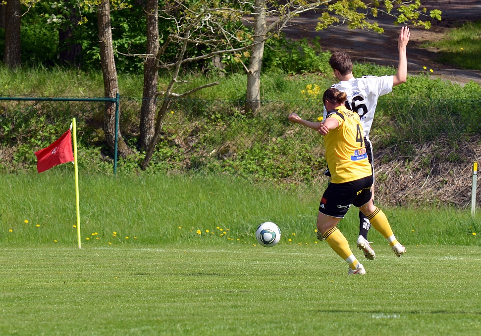 2012_0519_07.JPG - Mikael Westman pressar ut munktorps anfallare mot sidlinjen