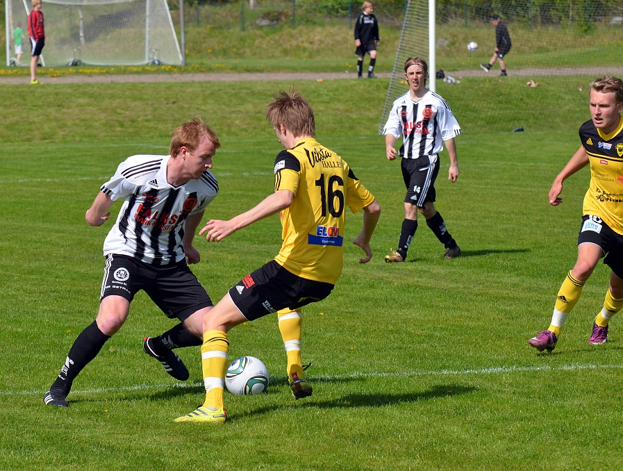 2012_0519_09.JPG - Filip Haglind pressar på munktorpspelaren med understöd av Dervis Grabus