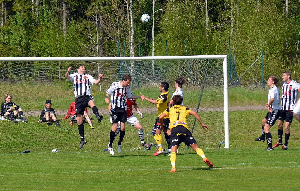 2012_0519_10.JPG - Munktorps försvar nickar undan bollen