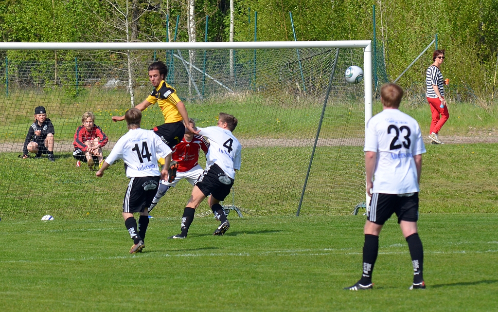 2012_0519_11.JPG - Ett inlägg där bollen precis passerar Rio Babovic