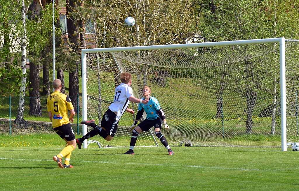 2012_0519_12.JPG - En farlig munktorpchans men språngnicken går över målet