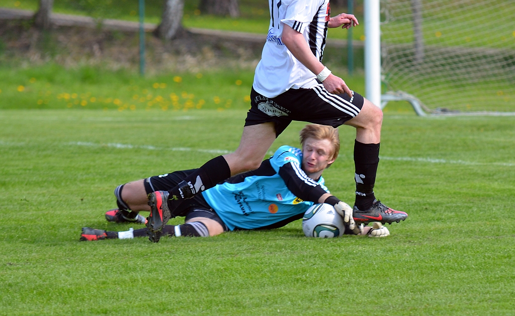 2012_0519_13.JPG - Södra's målvakt Emil Gillberg går ut och greppar bollen