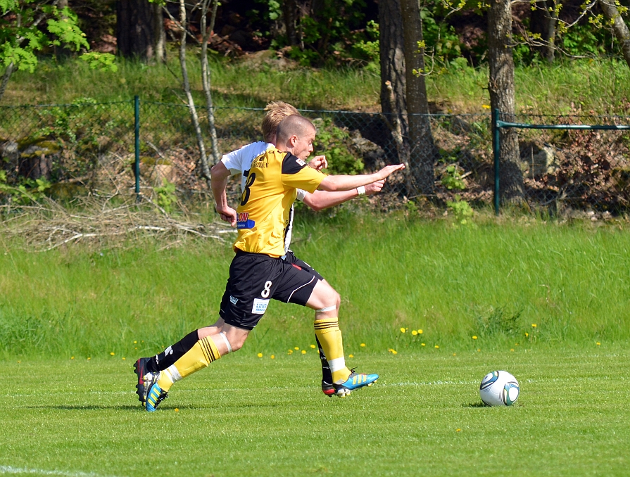 2012_0519_14.JPG - Gustav Gustavsson jobbar hårt hemåt mot bollen