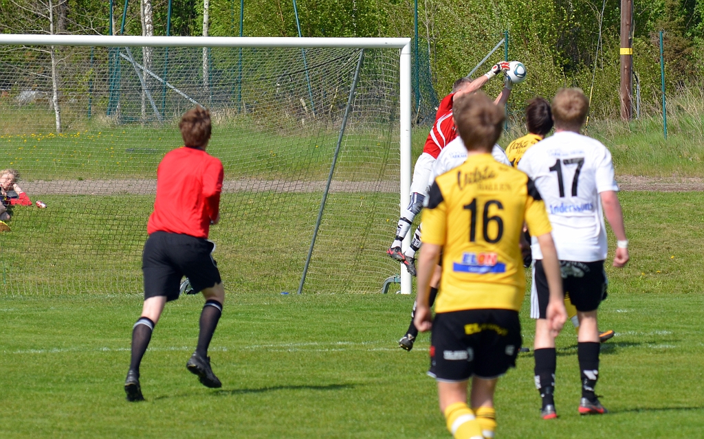 2012_0519_17.JPG - Munktorps målvakt greppar en höjdboll