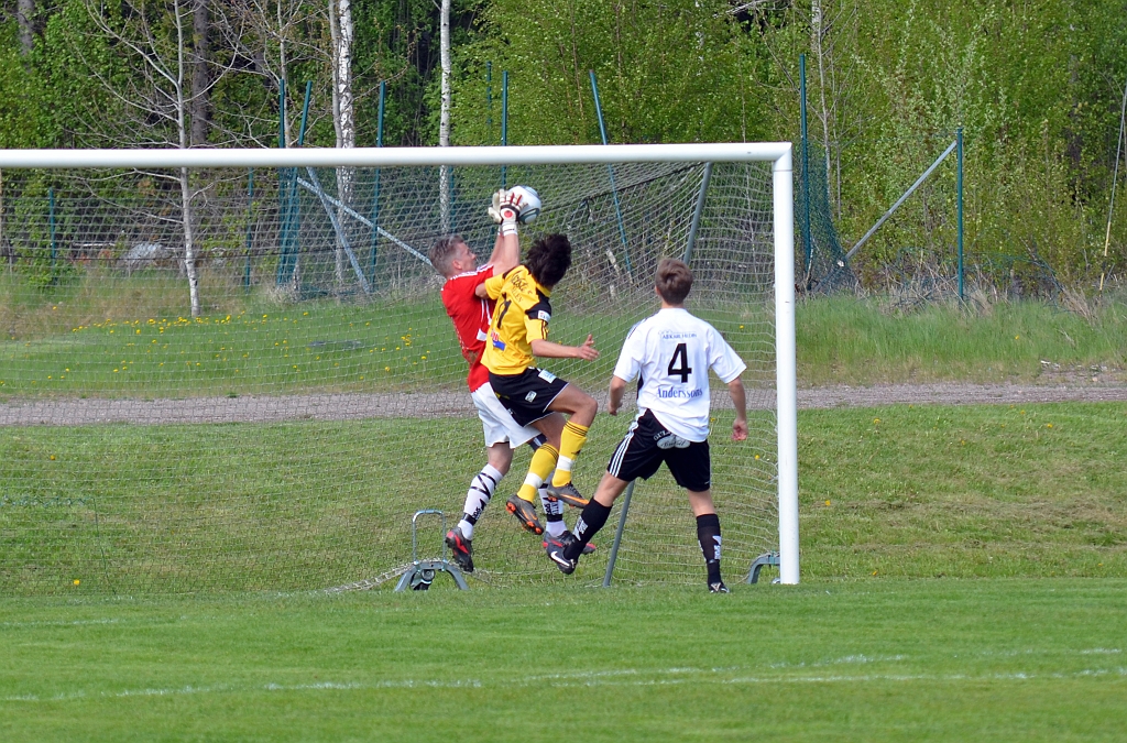 2012_0519_18.JPG - Munktorps målvakt greppar bollen innan Rio Babovic hinner fram