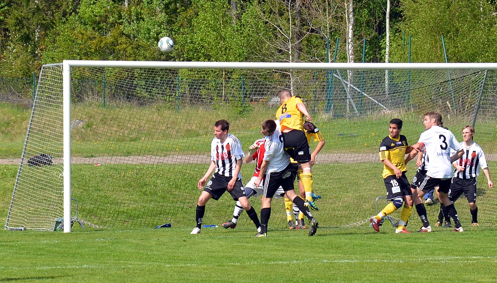 2012_0519_19.JPG - En ny farlig målchans för Södra, där Gustav Gustavsson nickar över efter en hörna