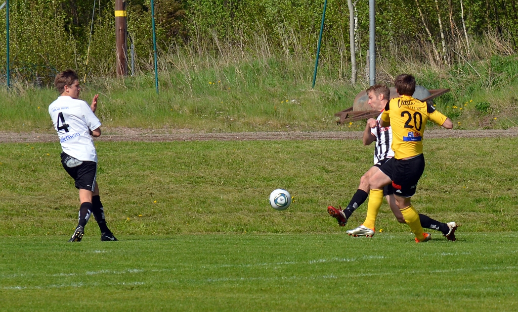 2012_0519_20.JPG - Dennis Jansson skjuter från yttre delen av straffområdet . . . .