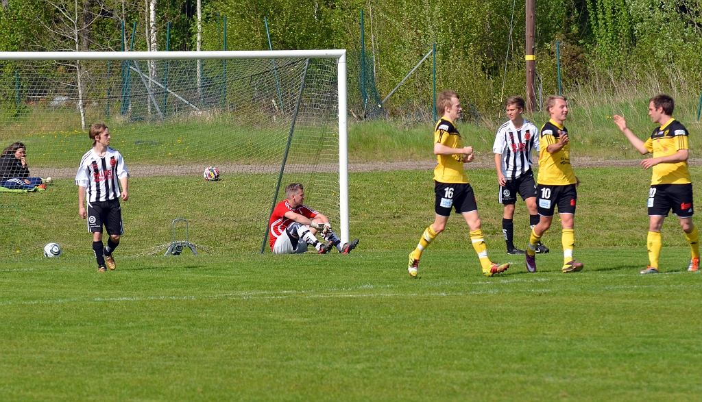2012_0519_21.JPG - . . . . och bollen går i mål, 2-1 till Södra