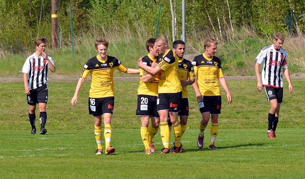 2012_0519_22.JPG - Dennis Jansson klappas om av Filip Stjernfeldt