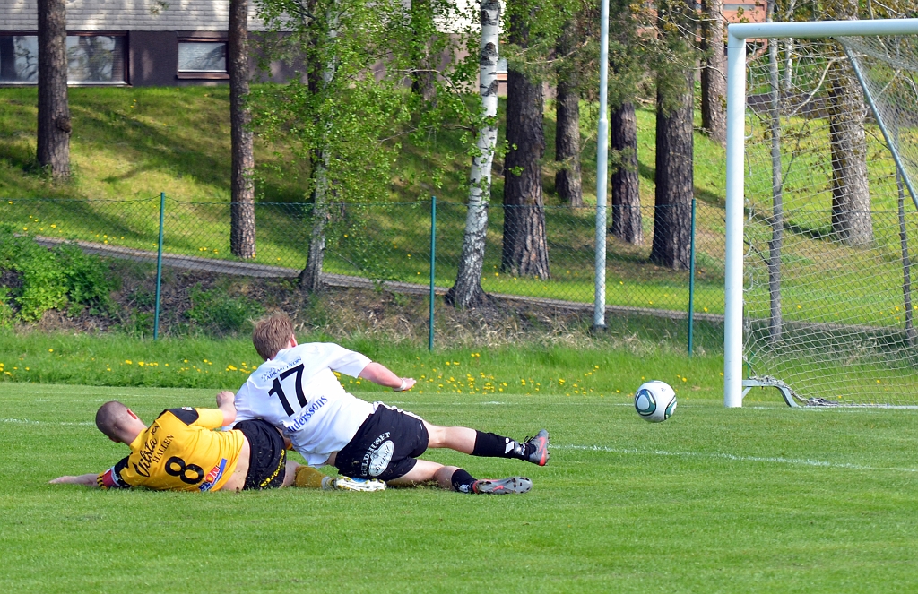 2012_0519_23.JPG - Efter en katastrofal försvarsmiss kan Munktorp kvittera till 2-2