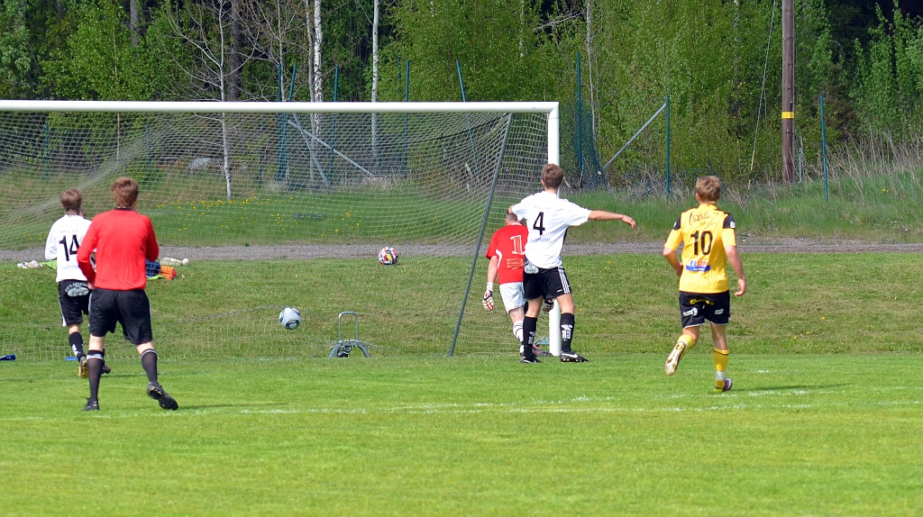 2012_0519_24.JPG - Rio Babovic (utanför bild) skjuter 3-2 till Södra  från kanten