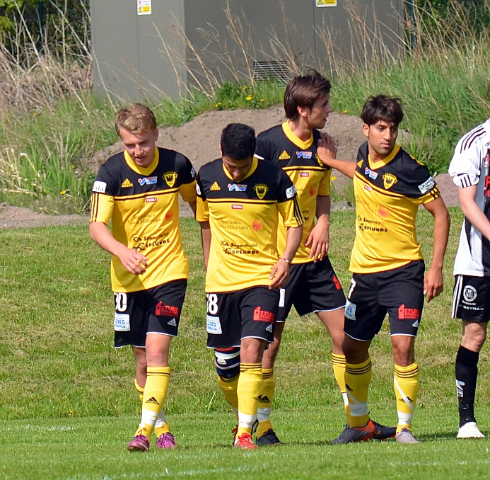 2012_0519_25.JPG - Nöjda Södraspelare efter 3-2 målet