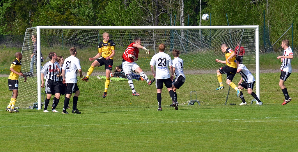 2012_0519_27.JPG - Farlig målchans för Södra, men varken Filip Stjernfeldt eller Gustav Gustavsson får till det