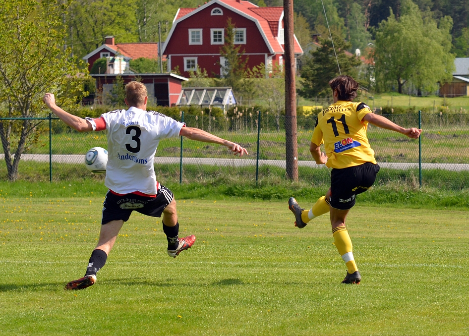 2012_0519_28.JPG - Rio Babovic slår ett inlägg från högerkanten . . . .