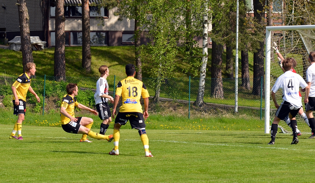 2012_0519_29.JPG - . . . . Dennis Jansson är med inne i straffområdet, men han skjuter bollen över målet