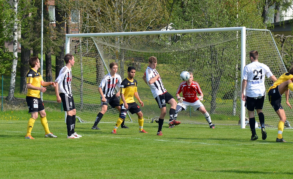 2012_0519_30.JPG - Södra ligger på för ett mål men Munktorps backar får undan bollen