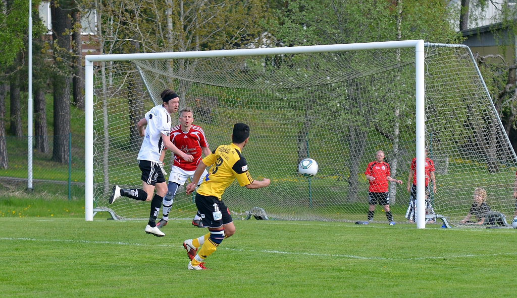 2012_0519_31.JPG - Ett inlägg från vänster passerar Hazhar Qorbani innan han hinner fram i position