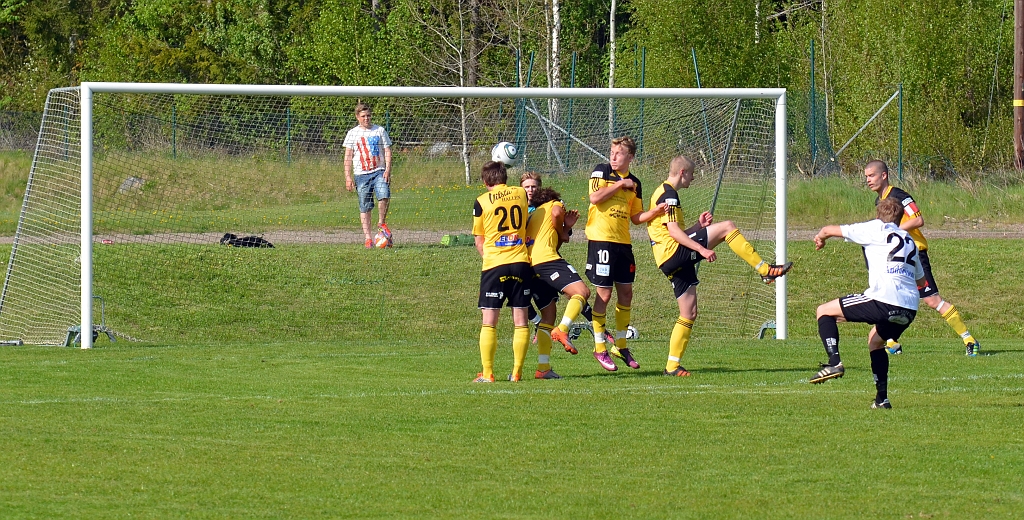2012_0519_32.jpg - Frispark för Munktorp en bit utanför straffområdet . . . .