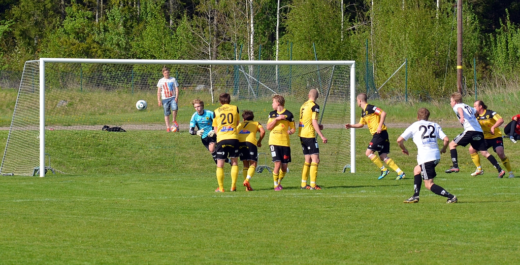 2012_0519_33.jpg - . . . . bollen är på väg mot målvaktens högra hörn . . . .